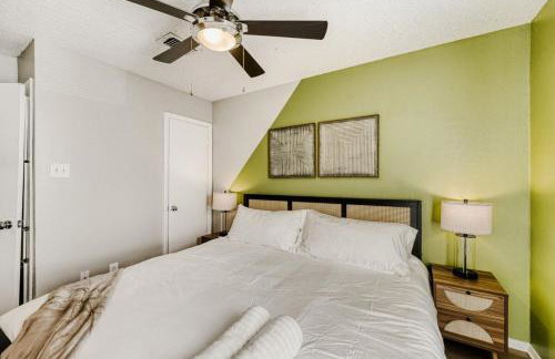 Polished King Getaway - Sleeps 4 - Pool, Prkg - Foto 3