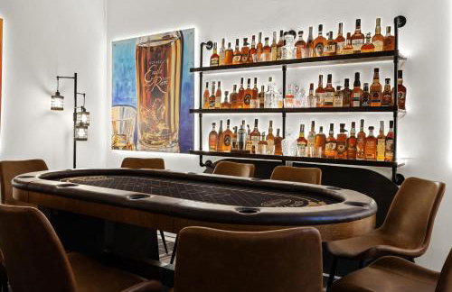 Bourbon-themed home w arcade & hot tub for groups - Foto 9