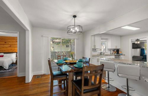 Cozy 4BR Home Pet Friendly Large Yard & Patio - Foto 13