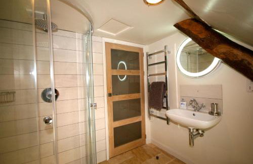 Putsborough Manor 3 Self Catering Cottages with Beach a short walk, dog friendly all year, On site Tennis, Play Area, Paddock, Spa baths, BBQ, Private Gardens, Superfast WIFI - Photo 30