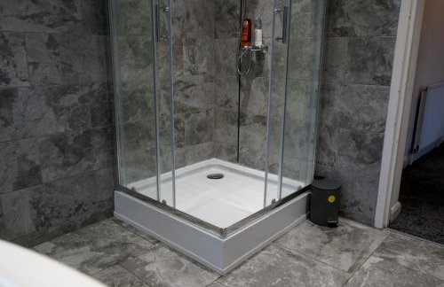 Modern 2-Bed House Free Parking Contractors & Families Friendly Rotherham - Foto 38