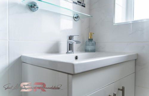 4-BR Hayes Home, Guests 8 - Ideal for Long term stays, Fast unlimited Wi-Fi - Foto 25