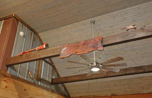 2BR Fishing Cabin w Fire Pit, Hot Tub, EV Charger - Foto 23