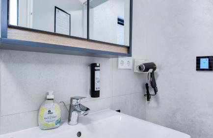 ALFA Stuttgart Doppelzimmer mit Teeküche und Terrasse Porsche Bosch l Gemeinschaftsbad WIFI SmartTV l Double room with kitchenette and terrace l shared bathroom BS21A5 - Foto 17