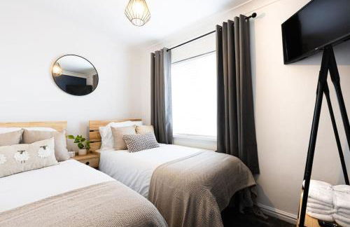 Steel Town Lodge - Contractor & Family Stay with Dart Board - Foto 16