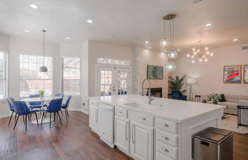 Glamorous Mansion w Private Pool and Cinema Room - Photo 3