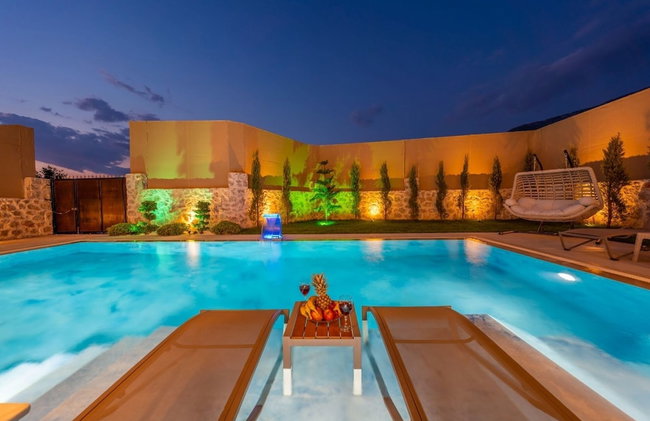 Luxury 4-bed Villa With Private Pool and Jacuzzi - Photo 36