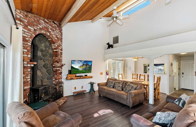 Mountain Palette by Avantstay Hot Tub, Game Room, Deck, Sweeping Views! - Photo 11