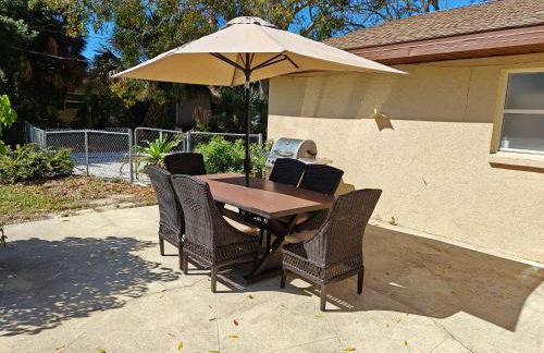 Spacious Upadated 2 King Beds Pets Welcome With Large Private and Fenced Yard Minutes to Beaches - Foto 9