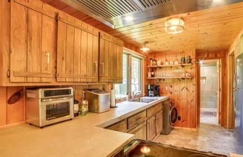 Pembine Cabin with Expansive Yard, Fire Pit and Grill! - Foto 8