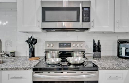 Shades of Gray 4BR Home w Mini Fridges - Foto 40