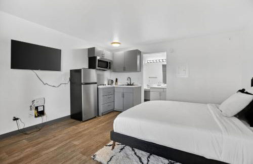 Bright modern studio featuring full kitchenette - Photo 9