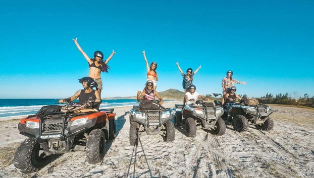 Divirtiéndonos durante el tour en quad