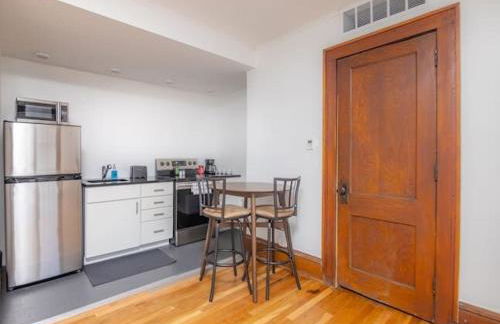 Beautiful 1 Bed Studio Apt Close to Hospitals! - Foto 2