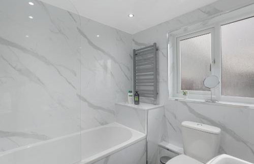 Spacious 4 Bedroom House with Parking - Foto 31