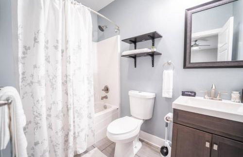 Contemporary 2BR2BA w-King - Den - Private Entry-Yard - Foto 13