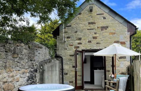 The Stables - Detached Cottage with Private Garden & Hot Tub - Foto 18