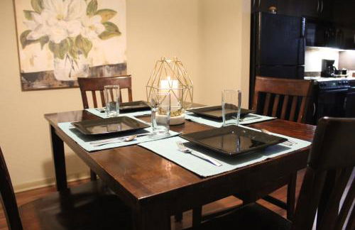 Old Fort Loft King & Queen suites nearest accomodation to Marshals Museum power your EV for free! - Foto 10