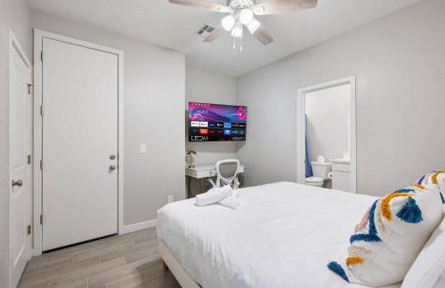 Elegant Two Bedroom Apartment with Free Parking and Plush Beds - Foto 11