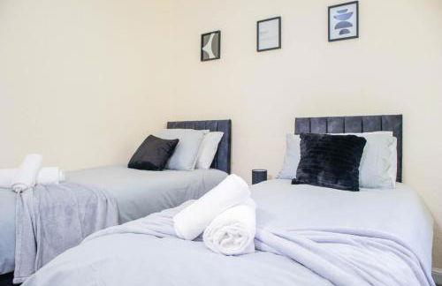 3 Bedroom House - Free Parking-Hospital-Contractors-Families - Long Stay Rates Available - Photo 9