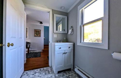 Cozy Waterfront Cottage with Private Beach and Fire Pit Near Gouldsboro, Maine - Foto 30