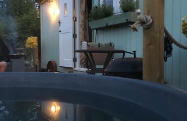 Shepherds Hut with Hot Tub - Foto 15