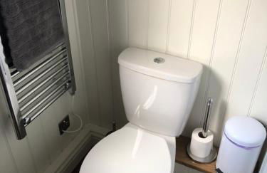 Green Valley, Cotswold stay with hamper - Photo 10