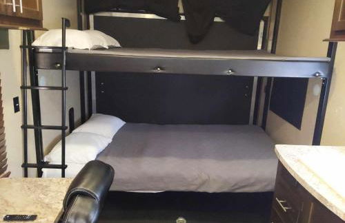 RV11 XLR - 27' Family Toy Hauler - Sleeps 6 - Foto 9