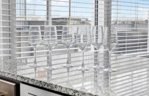 Near DT & CLE Clinic Queen Bed Wi-Fi Parking - Foto 15