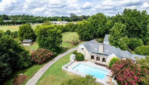 Tranquil Mountain Escape Luxurious 5-Bedroom Farmhouse with Pool - Foto 2