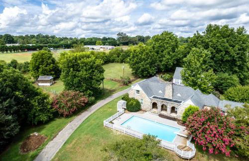 Tranquil Mountain Escape Luxurious 5-Bedroom Farmhouse with Pool - Foto 2