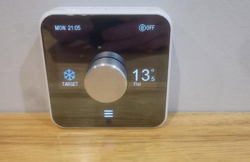 Town Centre Modern 1 Bedroom self-contained Apartment - Photo 3