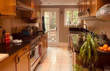 Stunning Home, Garden, Parking & Close Train Stations - Foto 7