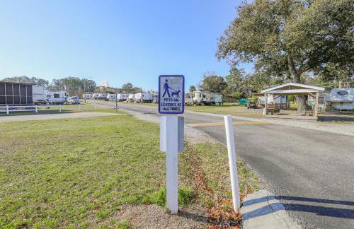 Spacious Home with Waterfront View-Welcome Pets - Foto 45