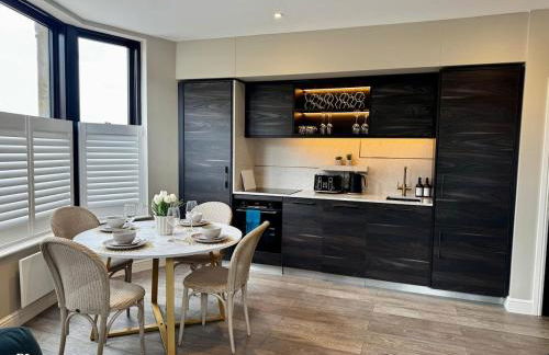 Central 2-Bed Apartment with Balcony & Parking - Foto 18