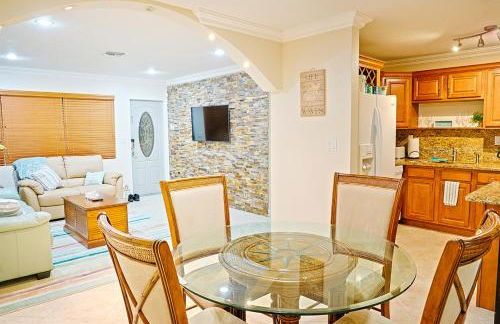 Tiki Hut Pool 4 BR Coastal Cottage Dream Vacation - Foto 15