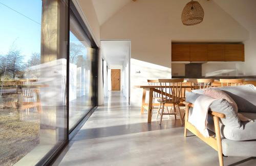 High Cogges Farm Holiday Cottages - The Cart Shed - Photo 7