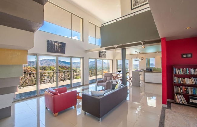 Modern Hillside Home with Sleek Interiors and Panoramic Poolside Views - Foto 13