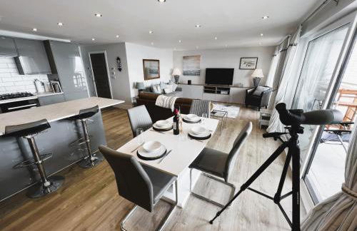 25 Breakwaters - Beach Hut is Included with this Pet Friendly Lux Apartment with Balcony, Stunning Sea Views over to Culver Cliffs & Free Parking - Photo 13