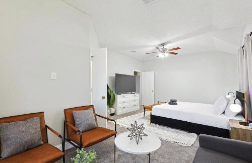 Modern Comforts & Classic Charm w Pool 5BD - Foto 22