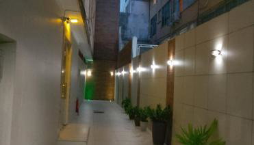 Barra - Espaçoso Apt frente Shopping Barra - 100 m2, 2 quartos, varanda, sala, banheiro e cozinha completa, 2 camas casal, 1 cama de solteiro, 1 sofá cama - Foto 2