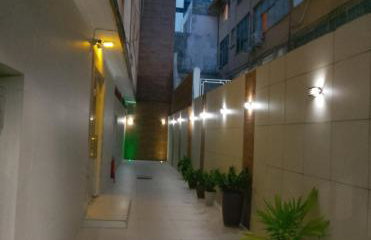 Barra - Frente Shop Barra - 95 m2, 2 quartos, 4 camas, sala, toalete, cozinha e varanda - Foto 1