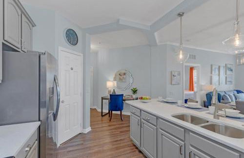 Top floor condo with view of lake, pool and fireworks! Next to Convention Center! - Foto 32