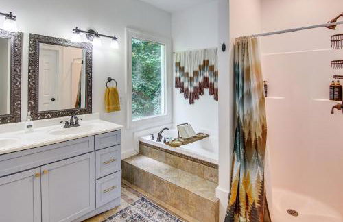 Black Mountain Hideaway with Hot Tub and Pool Table! - Foto 12