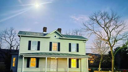 Charming Farmhouse w King Bed Hot Tub & EV Charger - Foto 3