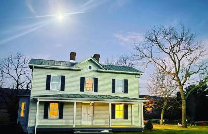 Charming Farmhouse w King Bed Hot Tub & EV Charger - Foto 3