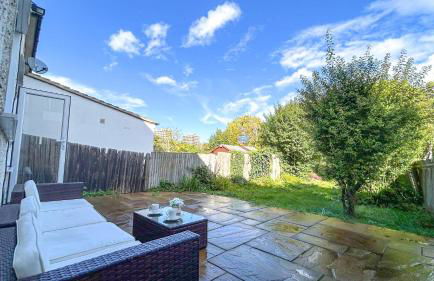 Promo Rate - New Malden 3BDR House with Garden & FREE Parking near Raynes Park, Kingston upon Thames & Wimbledon by NourNest Apartments - Foto 12