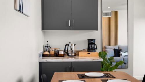 Stylish 2 Bedroom King Bed EVCharger Pet-Friendly Balcony - Foto 4, minibar