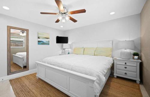 Private Village Home with Heated pool & spa with private front courtyard - Photo 44