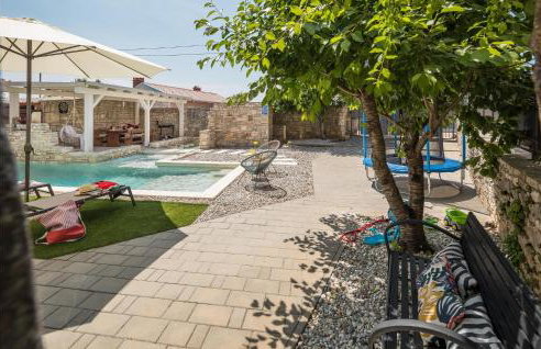 Cozy Home In Peresiji - Foto 19